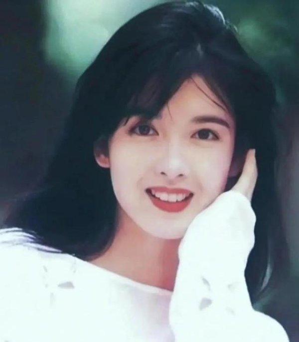 长宏网配资 58岁10亿身家，34年感情长跑，8次背叛，这就是玉女守卫的爱情？